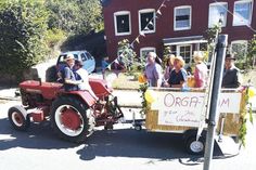 Um 11.30 Uhr setzt sich der Festumzug durch das Dorf in Bewegung. Die Karawane der geschmückten Wagen startet in der Heldenallee.