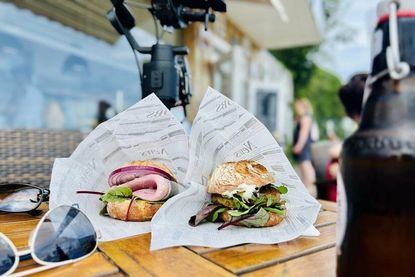 Sehr zu empfehlen: Bei kleinem oder großen Hunger hilft ein köstliches Fischbrötchen.