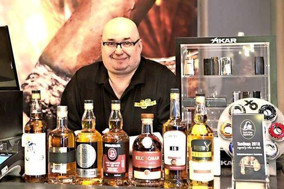 Eutins Whiskey-Botschafter Volker McRätzke von „Loch Mor Spirits“ kommt am 20. Oktober während des 1. Kunst-Schmiede-Festivals zu einem Whiskey Tasting nach Schönwalde ins Dorf- und Schulmuseum.