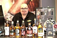 Eutins Whiskey-Botschafter Volker McRätzke von „Loch Mor Spirits“ kommt am 20. Oktober während des 1. Kunst-Schmiede-Festivals zu einem Whiskey Tasting nach Schönwalde ins Dorf- und Schulmuseum.