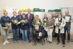 Gerd Schuberth (3.v.l.) und Björn Lüth (5.v.l.) mit den anwesenden Geehrten (v.l.): Kirstin Giese (35 Jahre aktiv), Ute Wetendorf (10 Jahre aktiv), Anja Fischer (10 Jahre aktiv),  Lilly Dobbertin (40 Jahre), Regina Rexin (25 Jahre), Inge Stock (25 Jahre), Bernd Hermann (60 Jahre), Brigitte Mehl (25 Jahre) und Wilhelm Fritzen für den Verein ATSV Stockelsdorf (25 Jahre).