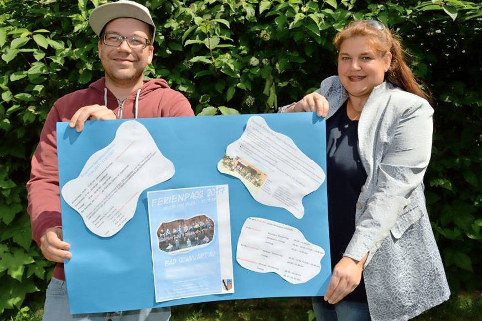 Birte Engels-Rettig und Ingmar Dietz von der Stadtjugendpflege Bad Schwartau stellten die Angebote des diesjährigen Ferienpasses vor. (Foto: Setje-Eilers)
