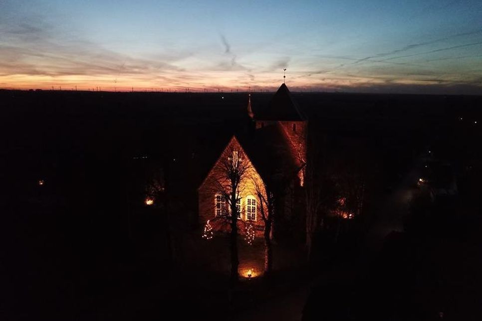 Unter Einhaltung der Corona-Regeln in der Kirche Weihnachten begehen.