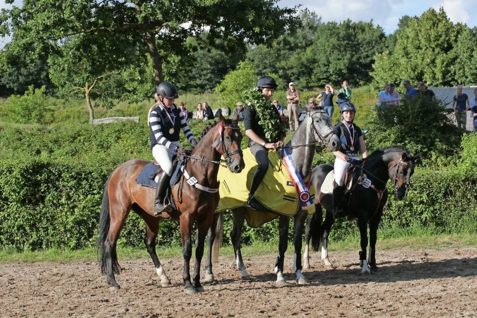 Ostholsteins Kreismeister Vielseitigkeit 2016 (v.l.n.r.) Eilen Kaphengst mit Ricarda (Silber), Kreismeister Falk Stankus mit seinem Zweitpferd, der jungen Trakehner Stute Beauvais und Annika Lorenzen mit Cristall 6 (Bronze). (Foto: Imke Eppers)