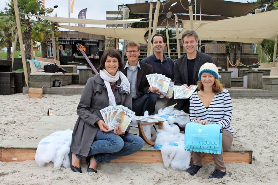 Silke Szymoniak von der Timmendorfer Strand Niendorf Tourismus GmbH, Tourismusdirektor Joachim Nitz, Henrik Fels von FreshView, André Rosinski vom Vorstand der Tourismus-Agentur Lübecker Bucht (TALB) mit Katharina Volpp von der TALB (v. lks.).