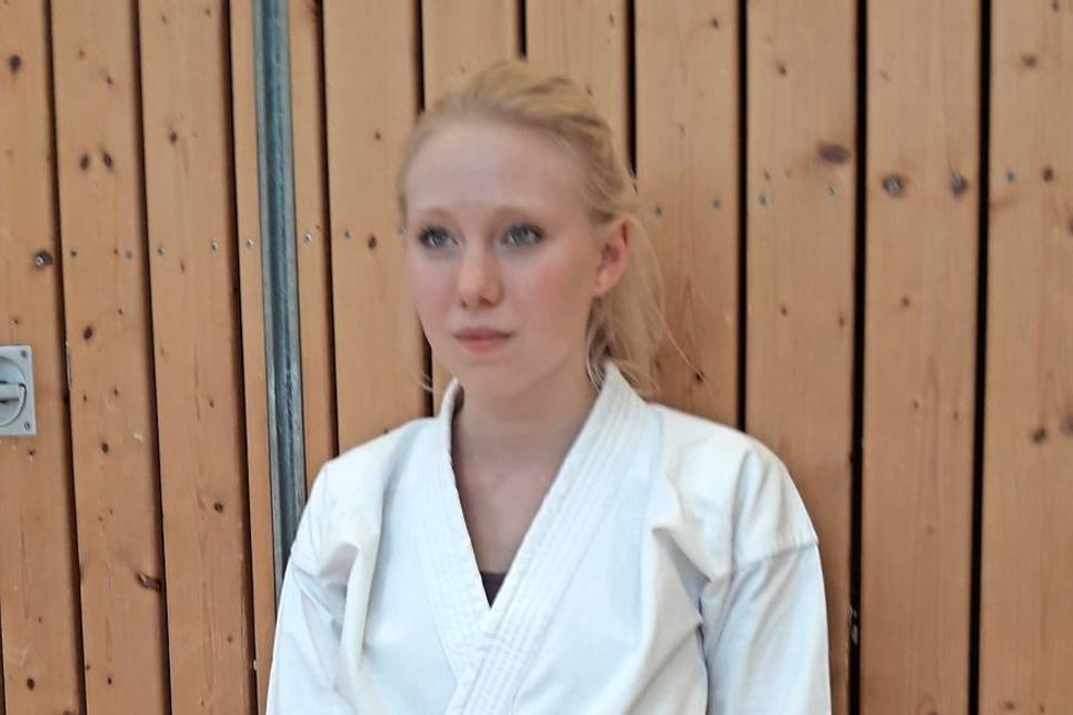 Schwarzer Gürtel für Louisa Harz.