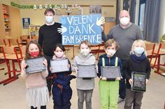 Amelie (von links), Sophia (beide 6), Liam, Richard und Mats (alle 7) aus der ersten Klasse bedanken sich stellvertretend für alle Schulkinder bei Familie Brenke für die großzügige Spende. Auch Hauptamtsleiter Dennis Sontopski (links) und Schulleiter Stephan Wiese freuen sich über die Anschaffung der iPads.