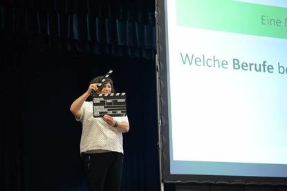 Eine echte Filmklappe hatte Kamerafrau Prof. Dr. Ines Müller-Hansen ebenfalls dabei.