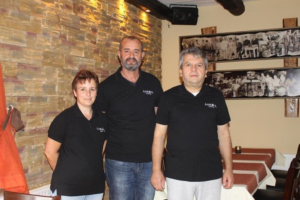 Restaurantchef Athanasios Natsinas (Mi.) serviert mit seinem Team griechische Köstlichkeiten.