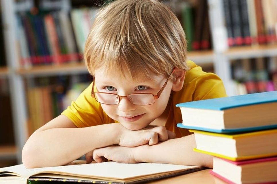 Mehr als jedes neunte Grundschulkind im Kreis Ostholstein im Alter von sechs bis zehn Jahren trägt bereits eine Brille. (Foto: AOK/hfr)