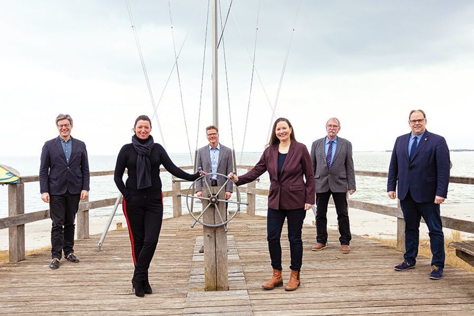 Tourismusverantwortliche ziehen an einem Strang: André Rosinski (Tourismus-Agentur Lübecker Bucht), die Scharbeutzer Bürgermeisterin Bettina Schäfer, Joachim Nitz (TSNT GmbH), Melanie Puschaddel-Freitag, stv. Bürgermeisterin der Gemeinde Timmendorfer Strand, Neustadts Bürgermeister Mirko Spiekermann und Udo Gosch, Bürgermeister von Sierksdorf.