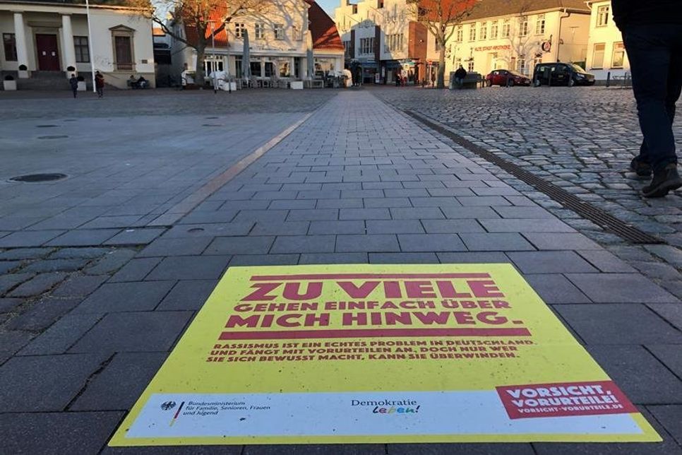 Der Bodenaufkleber auf dem Marktplatz.