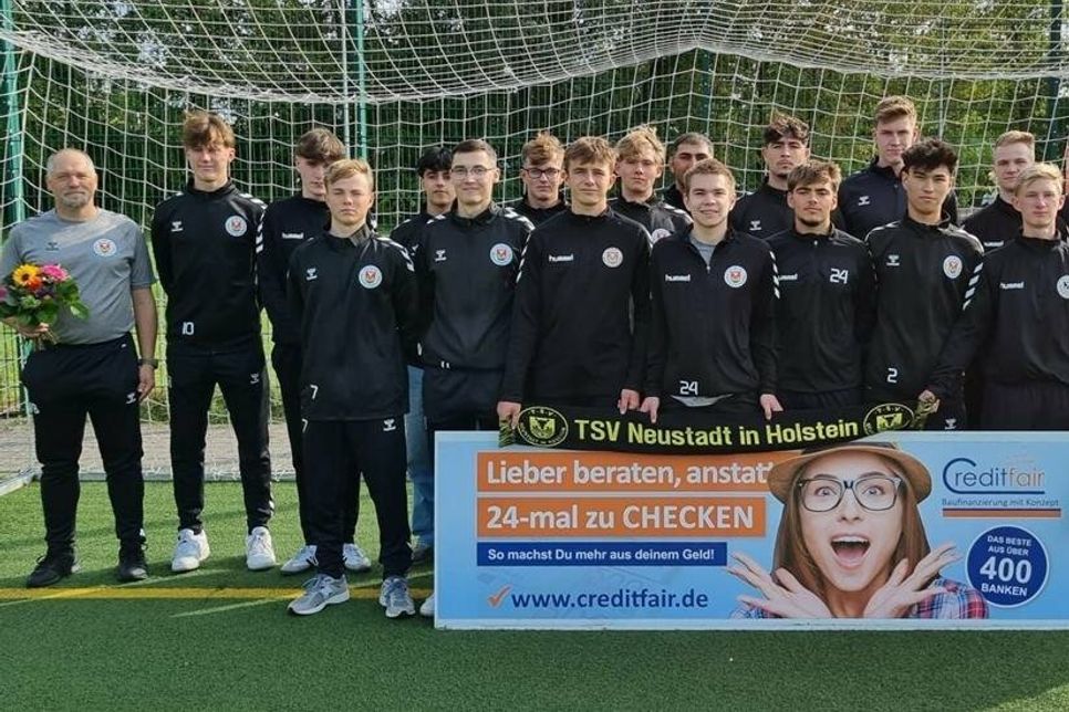 Die A-Jugend des TSV Neustadt freut sich über das Sponsoring von Creditfair Neustadt.