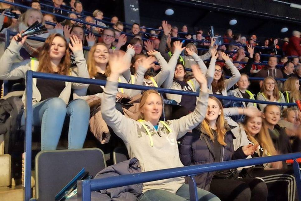 Am vergangenen Freitag fuhren die Mannschaften der weibliche C und B nach Hamburg zur Handball Weltmeisterschaft der Frauen. Abfahrt war bereits um 14.30 Uhr vom Parkplatz der Neustädter Gemeinschaftsschule. Mit einem 30er Bus der Nordland Reiseagentur ging es Richtung Barclay Arena nach Hamburg, wo man sich zuerst das erste Halbfinalspiel Norwegen gegen die Niederlande (32:23) anschaute und dann beim zweiten Halbfinalspiel Frankreich gegen Schweden (24:22) mitfieberte. In ausverkaufter Halle sah man schnellen Handball und war beeindruckt von den gezeigten Leistungen der Damen. Zwischen den beiden Spielen hatte man zudem ausreichend Zeit, sich von der WM Stimmung und insbesondere von den tollen norwegischen Fans mitreißen zu lassen. Etwas verschlafen, aber doch sehr zufrieden, kehrten die Mädchen dann gegen 0.30 Uhr mit dem Bus nach Neustadt zurück. Ein großer Dank gilt dem Handball Förderverein Neustadt, der diese Fahrt finanziell unterstützte und somit erst ermöglichte. (red)