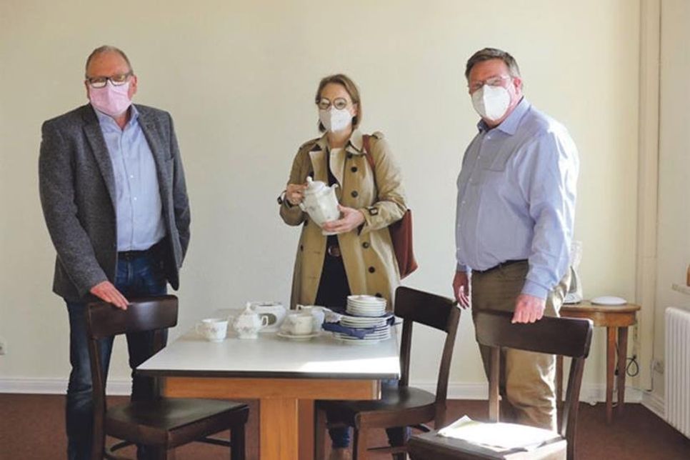 Bürgermeister Heiko Voss (v. l.), Melanie Bernstein, Jan Steffen