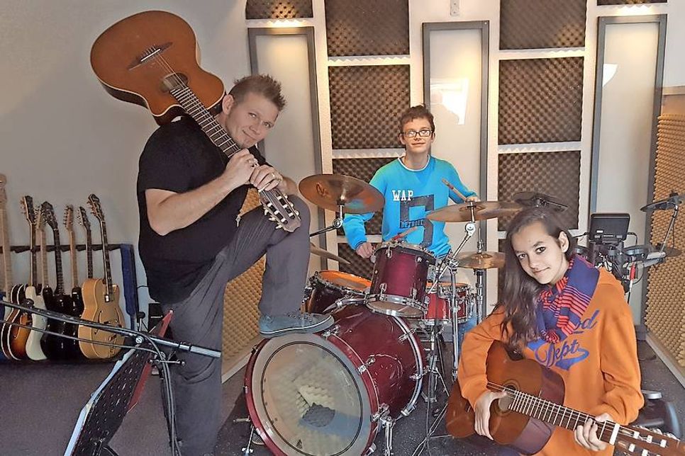 Pete Struck mit Mitgliedern der Generationenband „Welle 23“, die mit den Senioren beim Dinner auftreten werden.