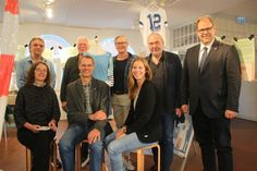 Bürgermeister Mirko Spieckermann (re.), 2. Vorsitzender des Verein der Freunde und Förderer des Museums der Stadt Neustadt Norbert Kahl (2. v. re.), Leiter des zeiTTor-Museums Dr. Frank Wilschewski (vorne Mitte), Nachhaltigkeitsmanagerin Lina Sophie Koop (vorne re.) sowie Mitglieder der Steuerungsgruppe Fairtrade Stadt bei der Eröffnung der Sonderausstellung.