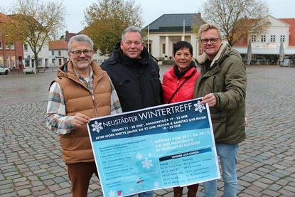 Das Wintertreff-Team vom Gewerbeverein Sven Muchow (re.), Carola Seubert und Jürgen Mohr (lks.) freuen sich mit ihrem Kooperationspartner und Caterer Ulfert Georgs (2. v. lks.) besonders darüber, dass es gelungen ist, eine Veranstaltung in einem noch behaglicheren Ambiente mit erhöhter Aufenthaltsqualität zu gestalten.