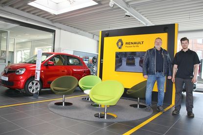 Geschäftsführer Andreas Junge (lks.) mit Sohn Justin in der neuen Ausstellungshalle.