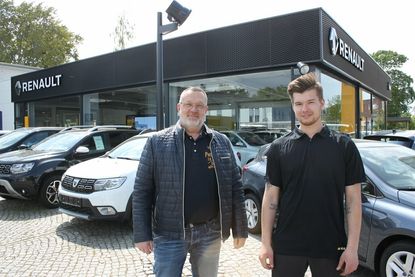 Andreas und Justin Junge im Außenbereich, der auch sichtlich aufgewertet wurde.
