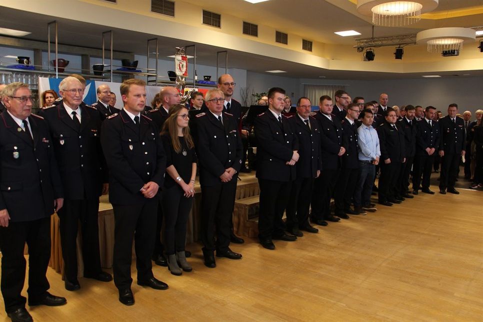 Wurden mit großem Applaus bedacht: die anwesenden Kameraden der Freiwilligen Feuerwehr der Gemeinde.