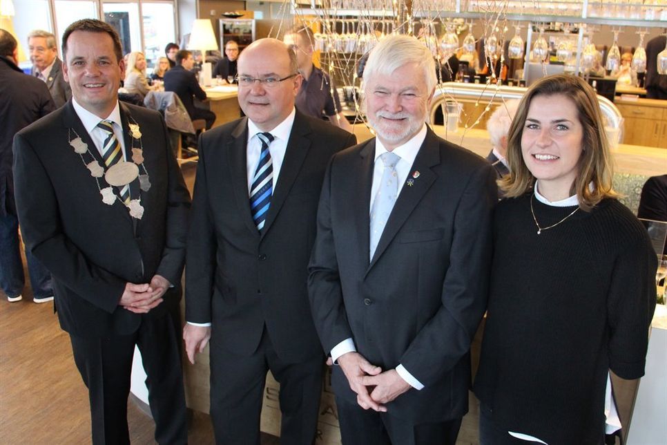 Bürgermeister Mark Burmeister, Lars Widder (TSG Verwaltung und Finanzen), Bürgervorsteher Heinz Bäker und Janina Kononov (TSG Marketing) begrüßten am Sonntag zahlreiche Gäste.