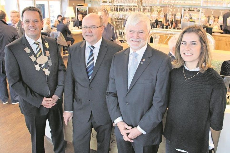 Bürgermeister Mark Burmeister, Lars Widder (TSG Verwaltung und Finanzen), Bürgervorsteher Heinz Bäker und Janina Kononov (TSG Marketing) begrüßten am Sonntag zahlreiche Gäste.
