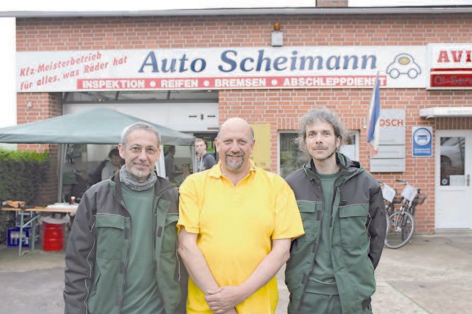 Peter Scheimann (Mi.) übergab seine Werkstatt an Kfz-Meister Thomas de Vries (lks.) und Stefan Müller.