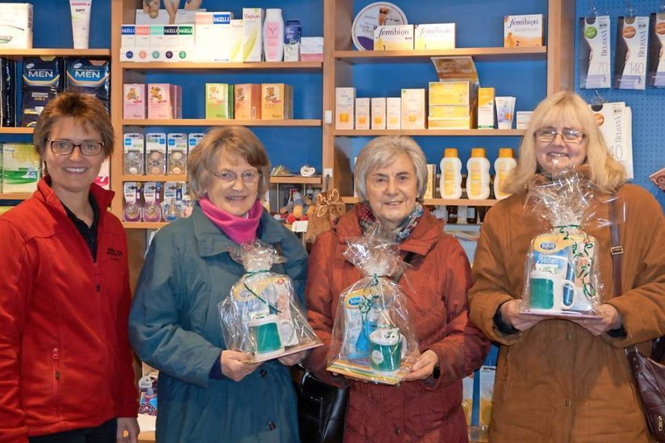 Inhaberin Sigrid Hering mit den Quiz-Hauptgewinnerinnen Frauke Bonde, Hannelore Ehlers und Marion Johnsson (v. lks.).