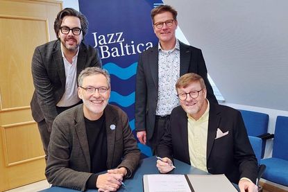 Vertragsunterzeichnung in Timmendorfer Strand: Dr. Christian Kuhnt (vorne links) und Sven Partheil-Böhnke (rechts), dahinter Jens Boddin (links) und Joachim Nitz.