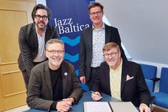 Vertragsunterzeichnung in Timmendorfer Strand: Dr. Christian Kuhnt (vorne links) und Sven Partheil-Böhnke (rechts), dahinter Jens Boddin (links) und Joachim Nitz.