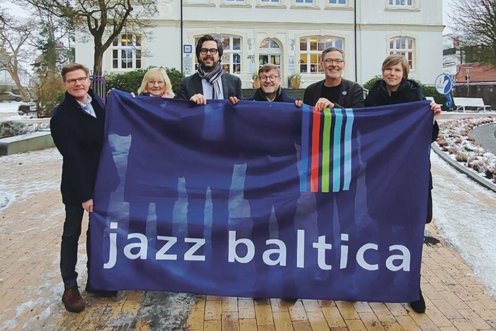 Freuen sich über die Vertragsverlängerung (von links): Joachim Nitz, Martina Block (beide TSNT GmbH), JazzBaltica-Finanzleiter Jens Boddin, Bürgermeister Sven Partheil-Böhnke, SHMF-Intendat Christian Kuhnt und Pressesprecherin Laura Hamdorf.