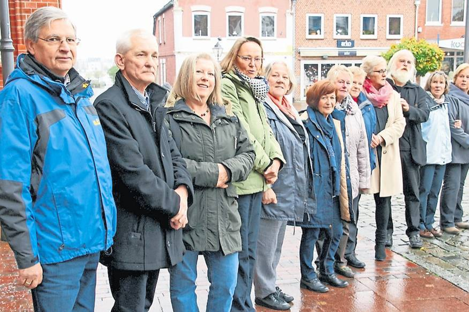 Die ehemaligen Realschüler aus Heiligenhafen anläßlich ihres 50-Jährigen Wiedersehensjubiläums vor dem Rathaus