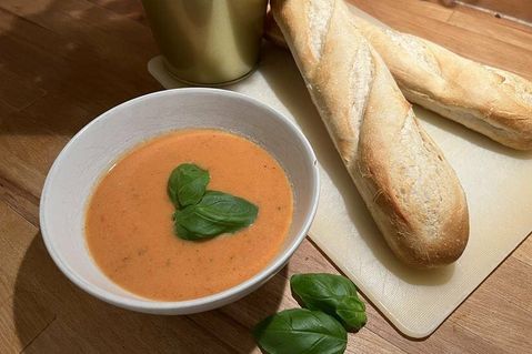 Diese Suppe ist einfach nur köstlich und wir können verstehen, dass das Rezept im Internet gerade so gefeiert wird.