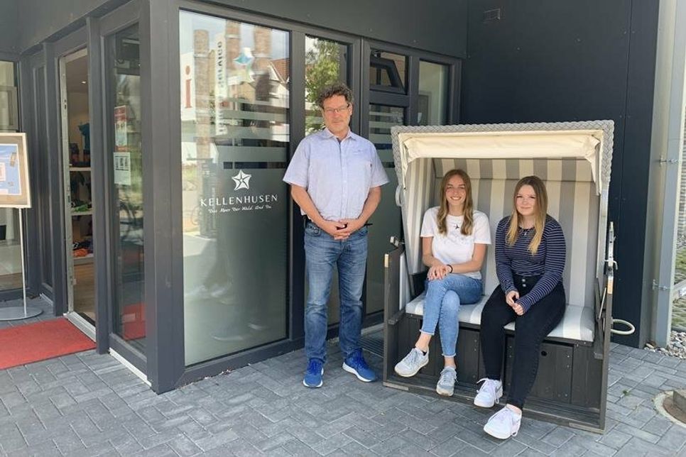Tourismusleiter Raymond Kiesbye (lks.) und Annika Brunner begrüßen Marie Wandelt (v. lks.) zum Ausbildungsstart.