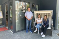 Tourismusleiter Raymond Kiesbye (lks.) und Annika Brunner begrüßen Marie Wandelt (v. lks.) zum Ausbildungsstart.