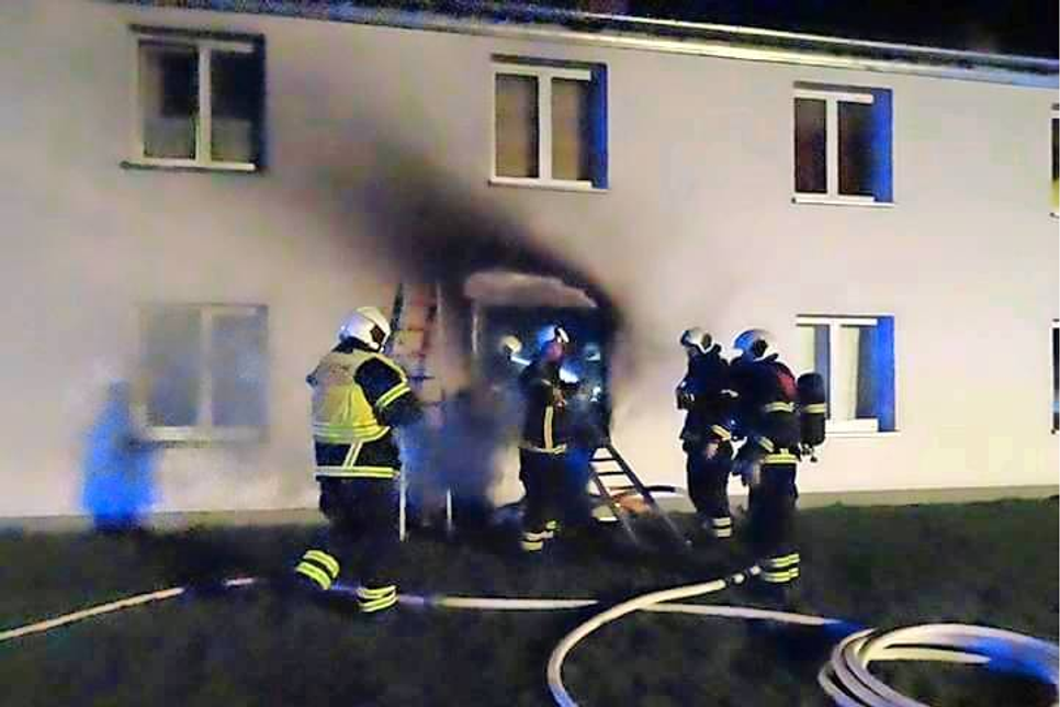 Die Kameraden der Freiwilligen Feuerwehr Neustadt konnten das komplette Ausbrennen der Wohnung nicht mehr verhindern. (Foto: FFW)