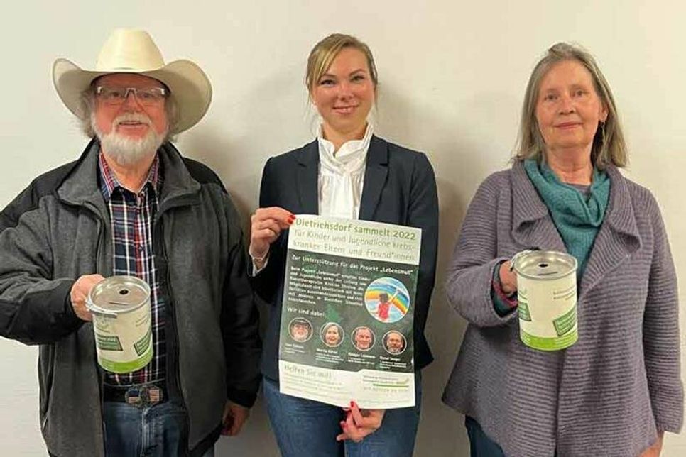 Uwe Göllner von der Country & Line Dance Gruppe Kiel, Vanessa Boy, Geschäftsführerin der Schleswig-Holsteinischen Krebsgesellschaft (Mitte), und Marita Kähler, Leiterin der Dietrichsdorfer Selbsthilfegruppe für Menschen mit einer Krebserkrankung, und rufen zu Spenden für das kunsttherapeutische Projekt „Lebensmut“ auf.