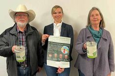 Uwe Göllner von der Country &amp;amp; Line Dance Gruppe Kiel, Vanessa Boy, Geschäftsführerin der Schleswig-Holsteinischen Krebsgesellschaft (Mitte), und Marita Kähler, Leiterin der Dietrichsdorfer Selbsthilfegruppe für Menschen mit einer Krebserkrankung, und rufen zu Spenden für das kunsttherapeutische Projekt „Lebensmut“ auf.