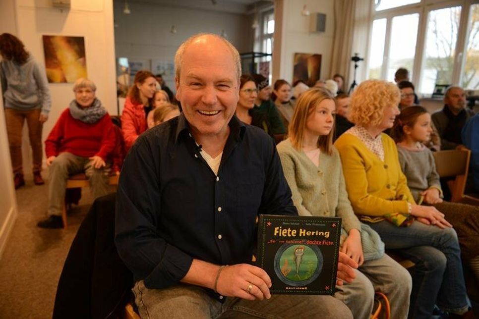 Volle Hütte. Alle Sitzplätze waren belegt bei der Autorenlesung in der Stadtbücherei. Sehr zur Freude von Autor Mano Salokat.