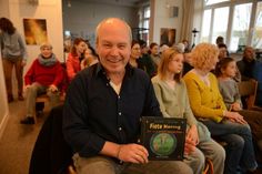 Volle Hütte. Alle Sitzplätze waren belegt bei der Autorenlesung in der Stadtbücherei. Sehr zur Freude von Autor Mano Salokat.