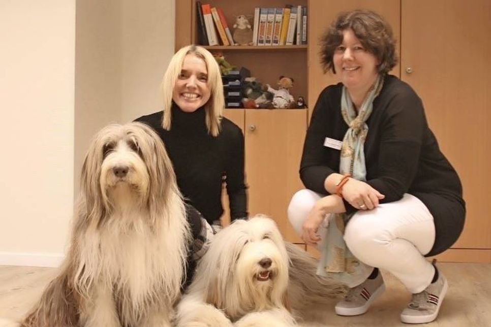 Gemeinsam für die Ostseeklinik Grömitz und „GESUND aufwachsen“: Dr. med. Maike Pellarin, Winston, Christiane Sauvonnet und Kingsley (v. re.).