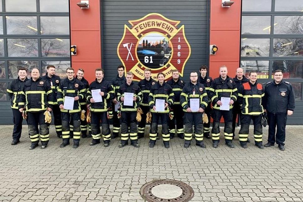 Neustadt. Am vergangenen Samstag fand der letzte Teil der Truppmannausbildung Teil 2 bei der Feuerwehr Neustadt statt. Nach über 80 Stunden intensive Ausbildung konnten die Prüfungen im Bereich der technischen Hilfe sowie Brandbekämpfung in Theorie und Praxis erfolgreich abgelegt werden. Alle 13 Männer und Frauen haben die technischen Herausforderungen gemeistert und den Lehrgang bestanden. (red)