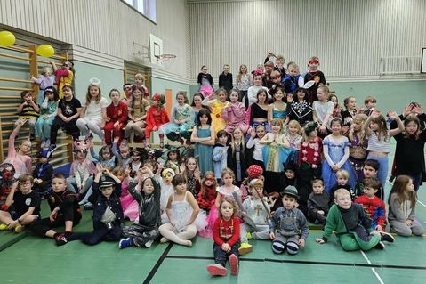 Viele bunt verkleidete Kinder waren der Einladung des TSV Neustadt zum Kinderfasching gefolgt.