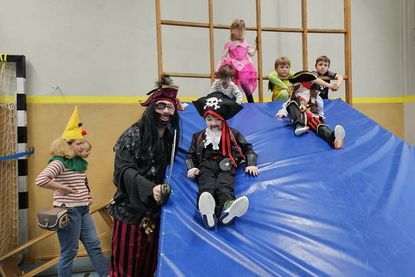Viele bunt verkleidete Kinder waren der Einladung des TSV Neustadt zum Kinderfasching gefolgt.