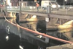 Die Ölsperre schützt das Binnenwasser vor den ausgetretenen Kraftstoffen.