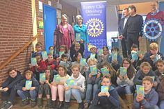 Die Schulkinder der Klasse 4a der Grundschule am Wasserquell in Oldenburg freuen sich über die geschenkten Bücher ; (v.l. Rektorin Böllnitz, Projektleiterin Susanne Knees und die Rotarier Uwe Lankau, Dieter Fischer und Präsident Horst Simonsen)