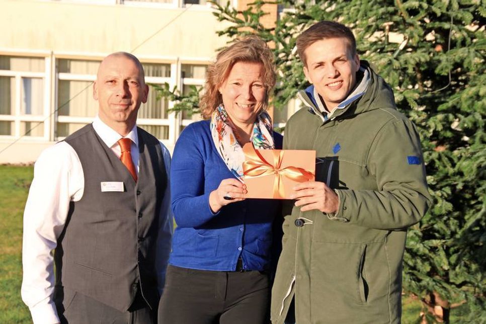 Sascha Herz (re.) nahm dankend die finanzielle Zuwendung der Schön Klinik, vertreten durch Veranstaltungskoordinatorin Stefanie Drews sowie Service- und Dienstleistungsleiter Oliver Kanter, an.