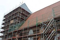 Kirchturm und Kirchenschiff strahlen bereits mit neuen Dächern wieder in altem Glanz.