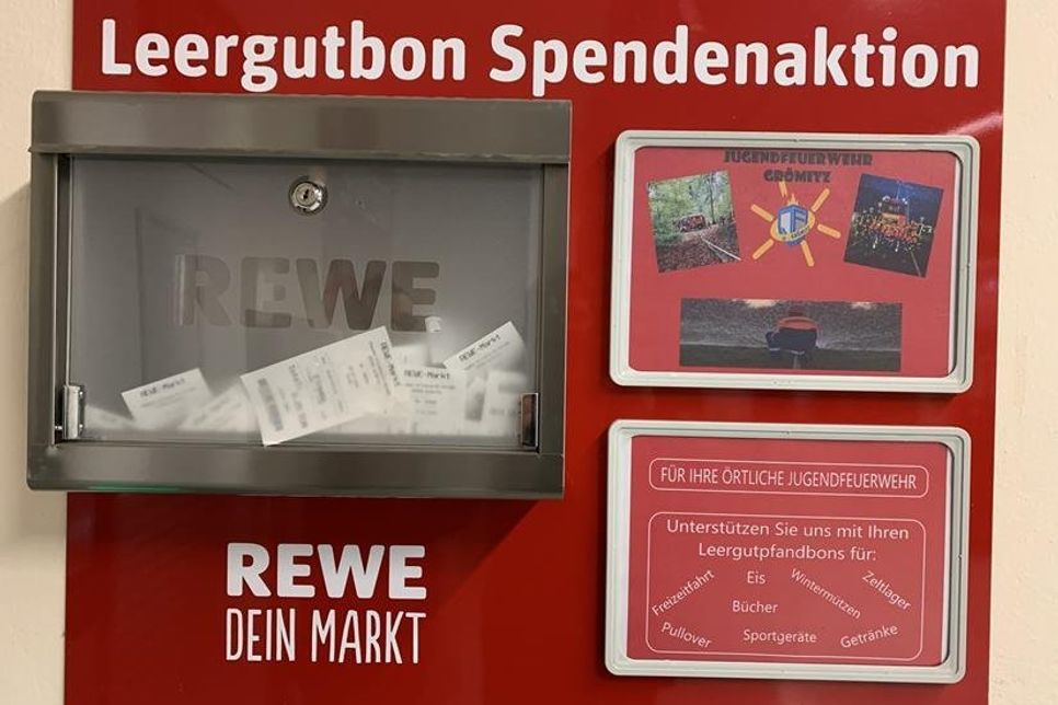 Rewe-Kunden spenden ihre Pfandbons zugunsten der Jugendfeuerwehr Grömitz.